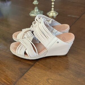 UGG Women's Hilarie Wedge Slide Sandals cream buff Strapped Heels Size 7